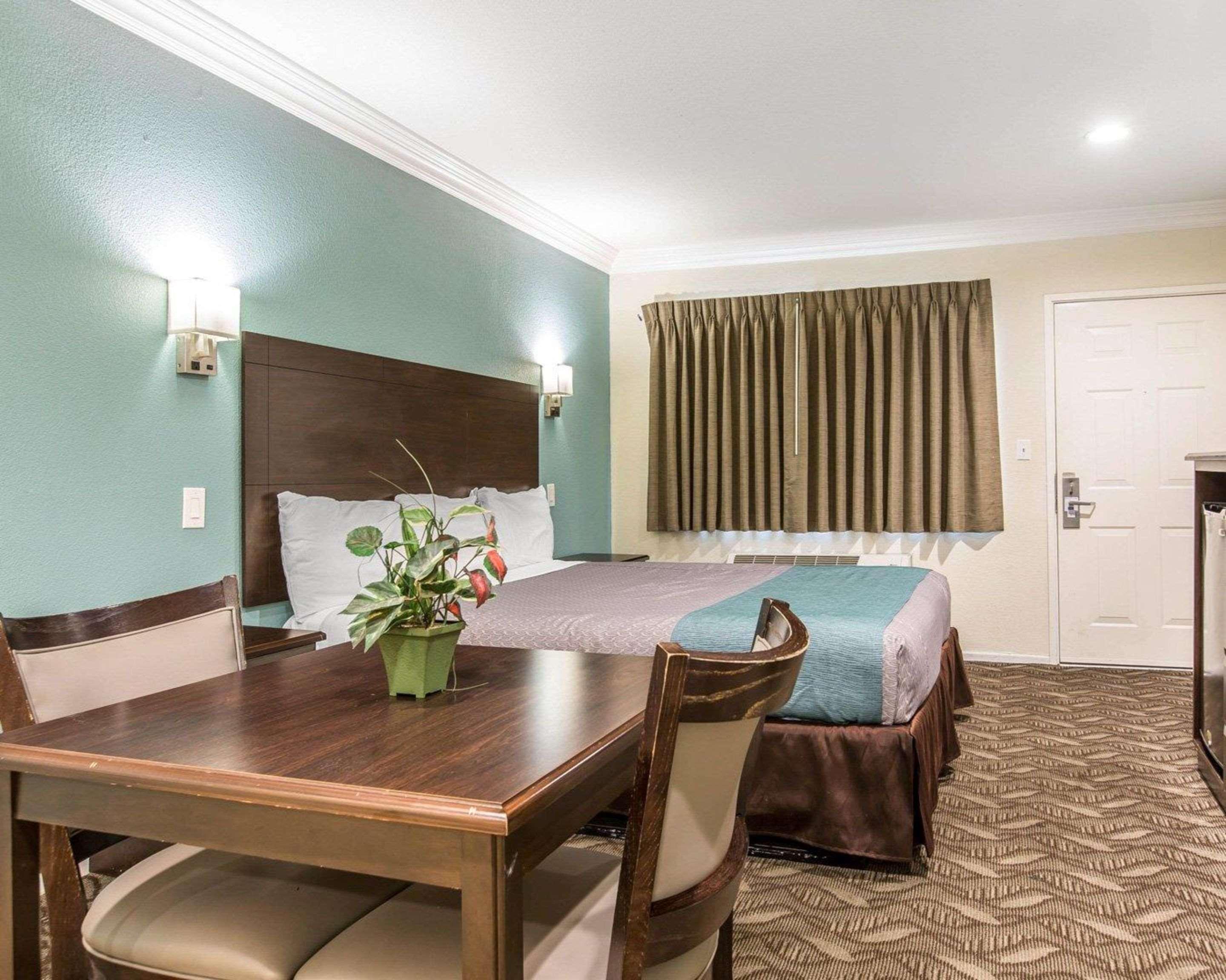 Rodeway Inn & Suites Инглвуд Экстерьер фото