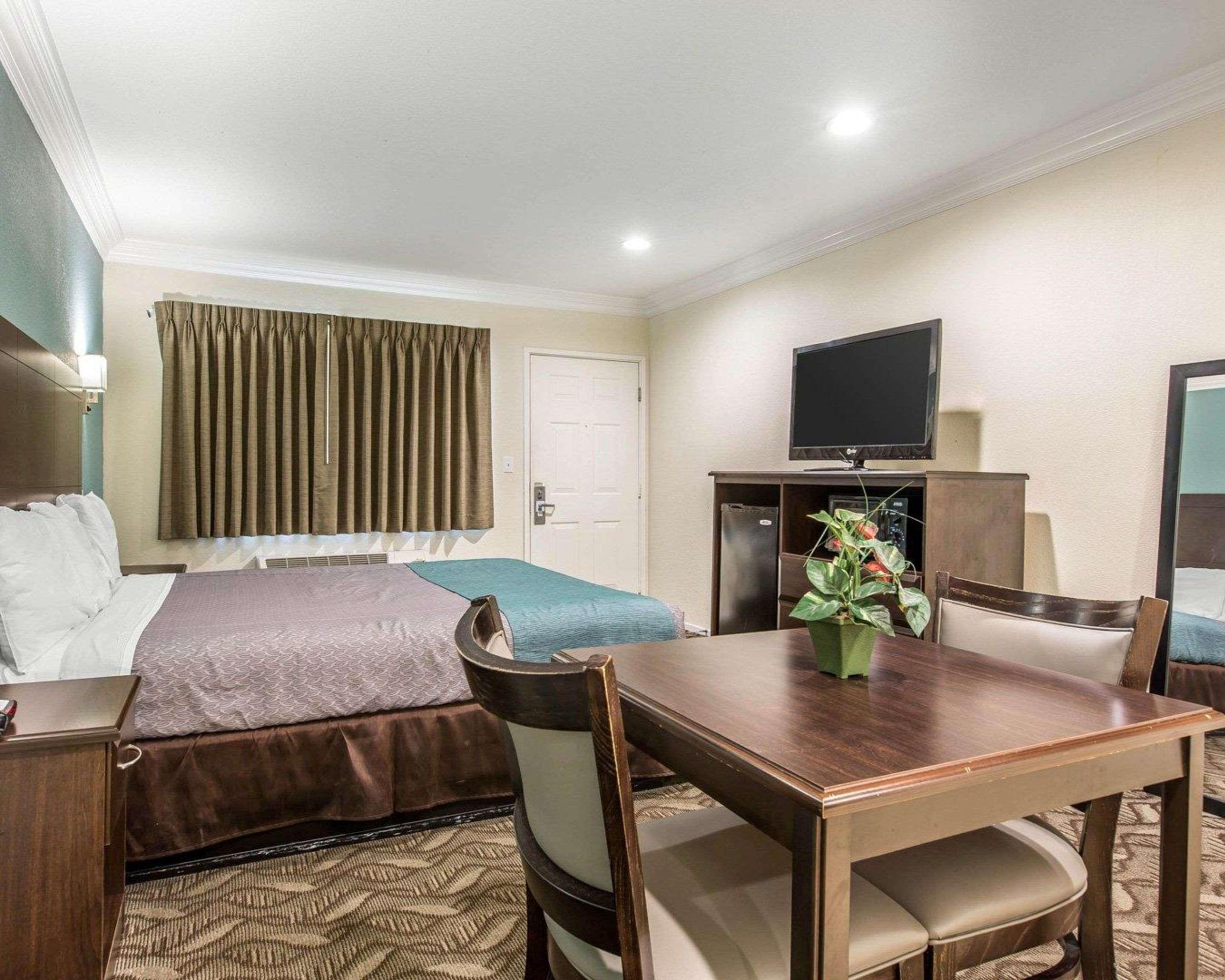 Rodeway Inn & Suites Инглвуд Экстерьер фото